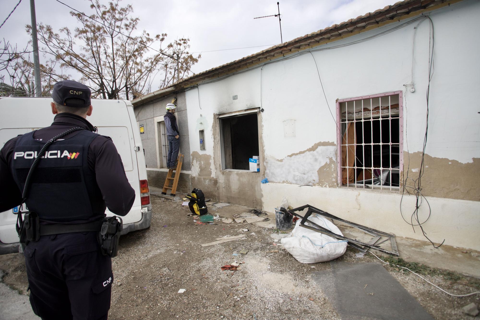 Descubren un arsenal de armas de guerra en una casa incendiada en Murcia