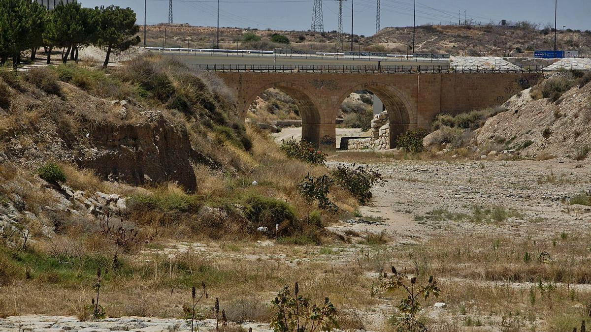 Las denuncias sobre la suciedad en los alrededores del Barranco de las Ovejas por los vecinos del barrio son habituales.