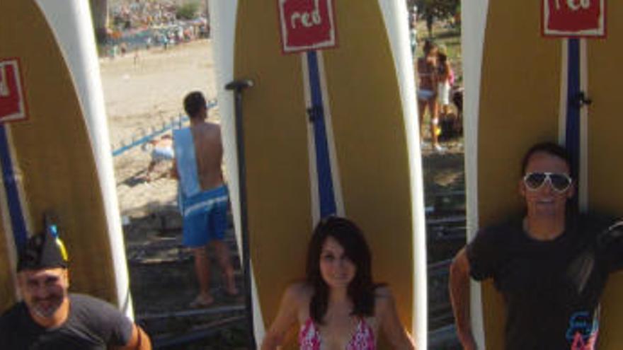 De izquierda a derecha, Gonzalo Canga, Melissa Pérez y Hugo Suárez posan con sus tablas el día del último Descenso Internacional del Sella. / foto cedida por la escuela asturiana de surf