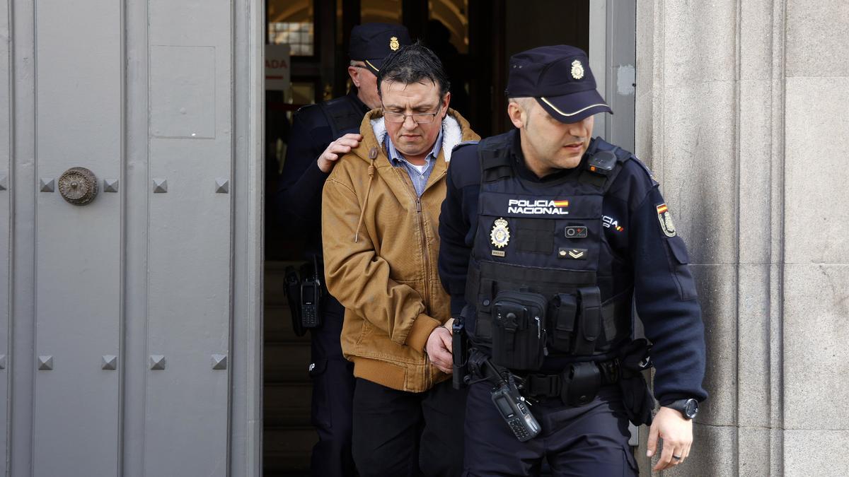 El acusado saliendo de la Audiencia Provincial durante la primera jornada del juicio.