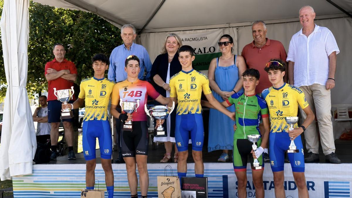 Izq. Ayose Robaina, Pablo Álvarez y Néstor Herrera posan en el podio de Santander.