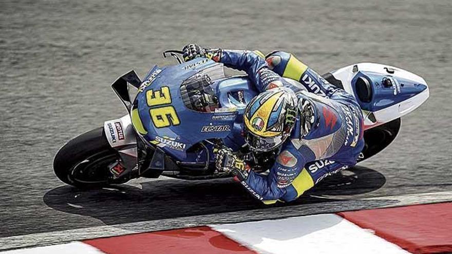 El piloto de Suzuki Joan Mir toma una curva en el circuito de Sepang.