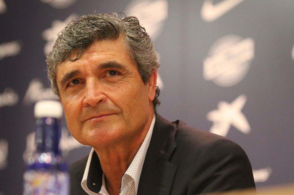 Juande Ramos regresa al Málaga CF. El jeque Al-Thani le ha acompañado en su presentación.