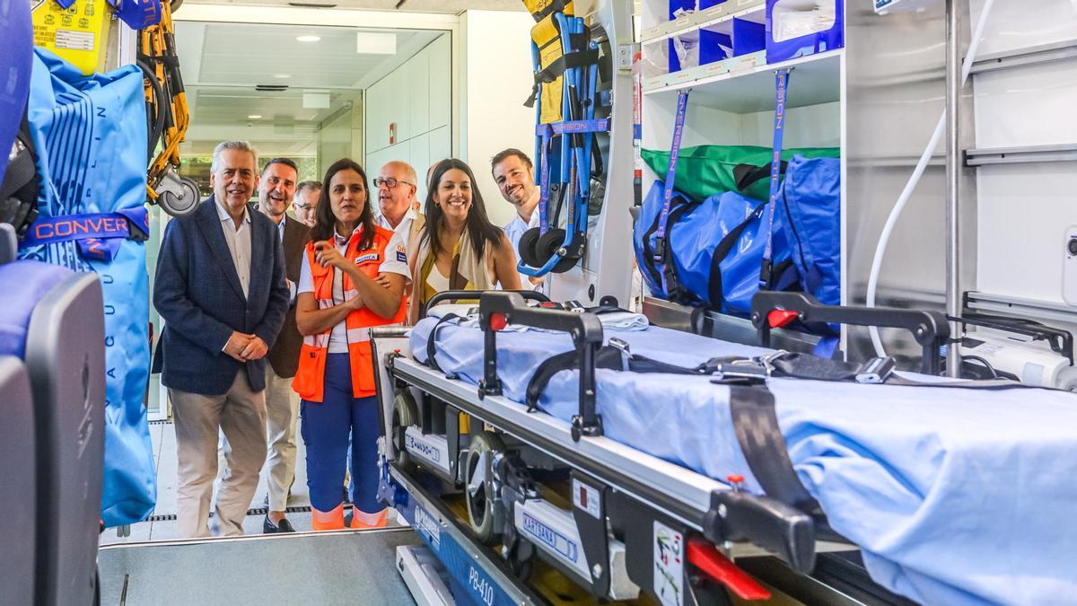 Antonio Gómez Caamaño e María Sampedro observando o equipamento da ambulancia medicalizada.