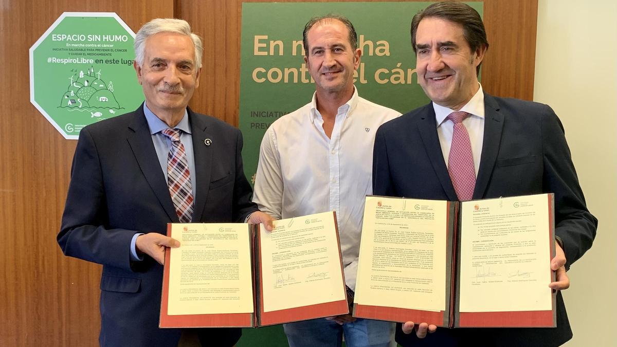 El consejero de Medio Ambiente, Vivienda y Ordenación del Territorio, Juan Carlos Suárez-Quiñones, firma el protocolo de colaboración con el presidente de Asociación Española contra el Cáncer (AECC) en Castilla y León, Artemio Dominguez, durante la firma del acuerdo.