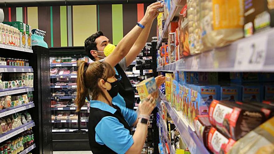 Un alumne fent les pràctiques en un supermercat de Manresa | AMPANS