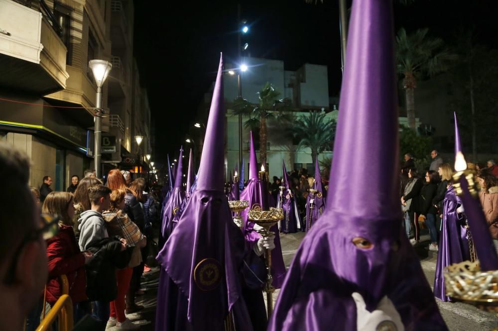 Miles de personas contemplaron el paso de las imágenes de las seis cofradías que participan en Lunes Santo