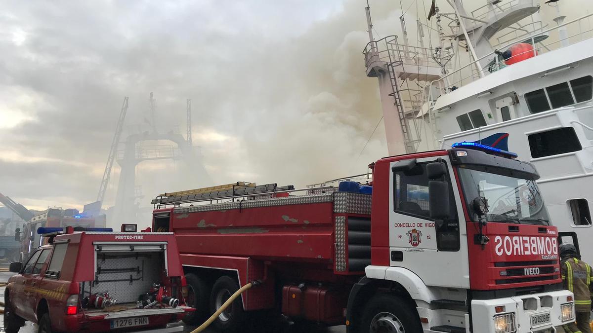 Incendio de un pesquero en el puerto de Vigo