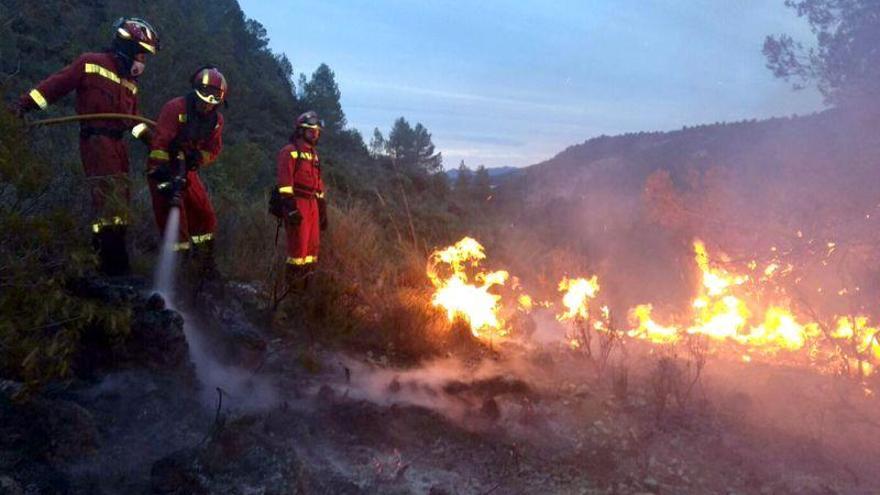 El fuego obliga a evacuar un hospital y urbanizaciones en Valencia