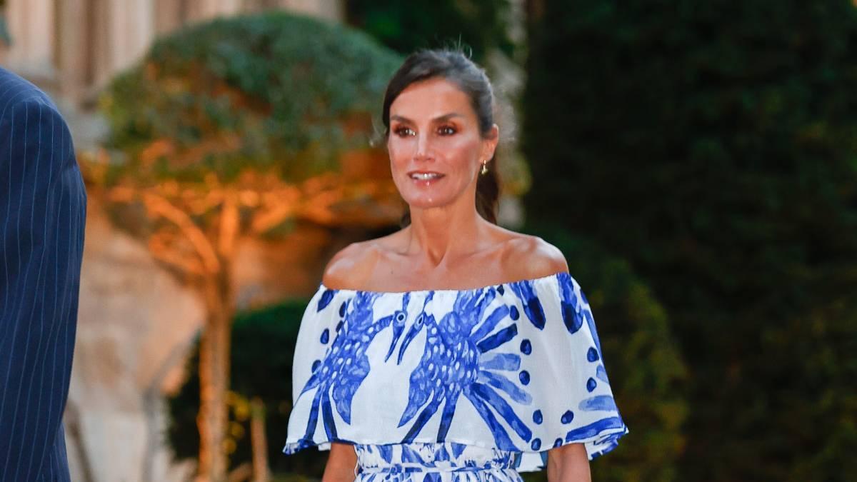 VÍDEO | La gran noche de la reina Letizia en Mallorca con un vestido estampado de Desigual