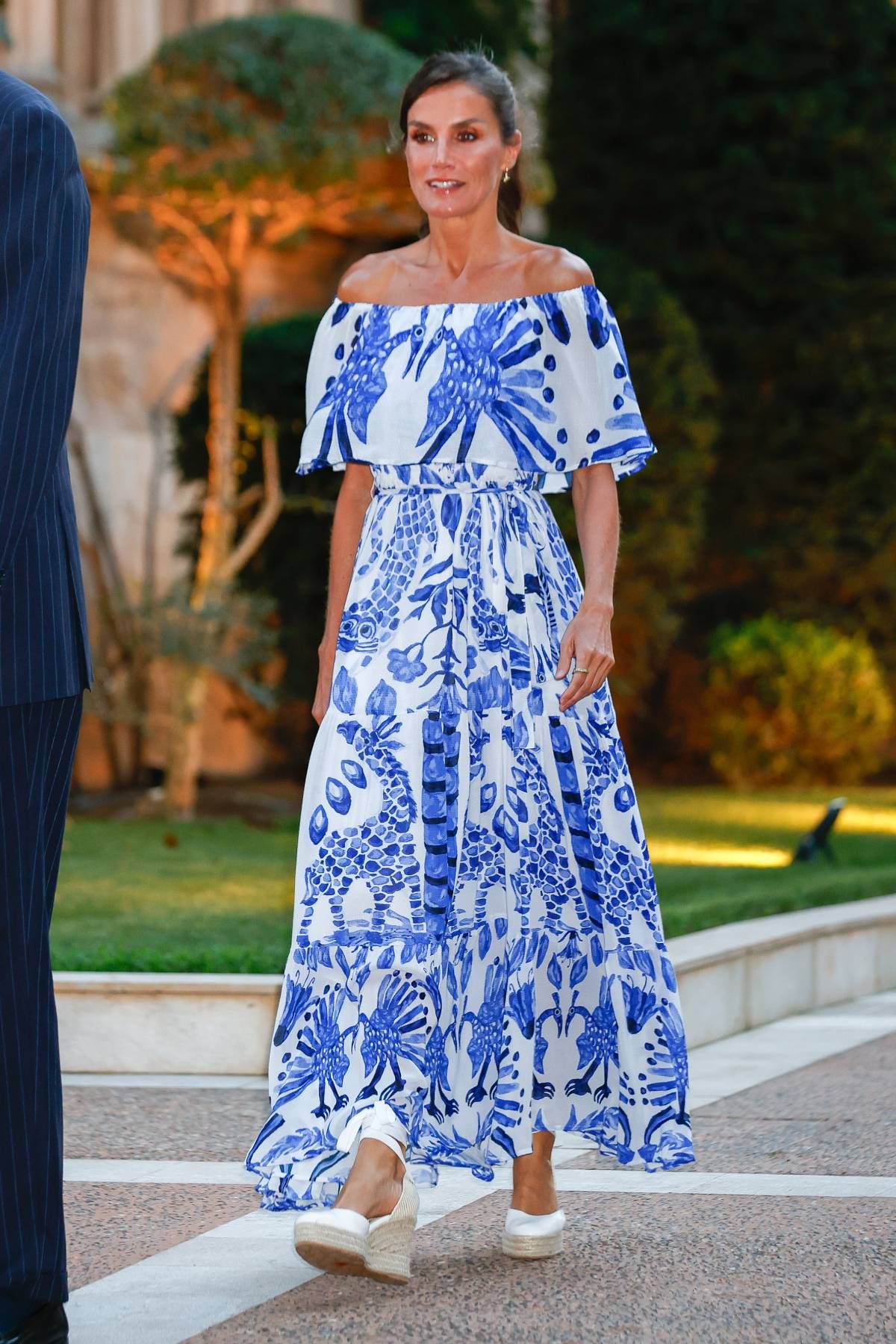 REINA LETIZIA MALLORCA | La gran noche de la reina Letizia en Mallorca con  un vestido estampado de Desigual