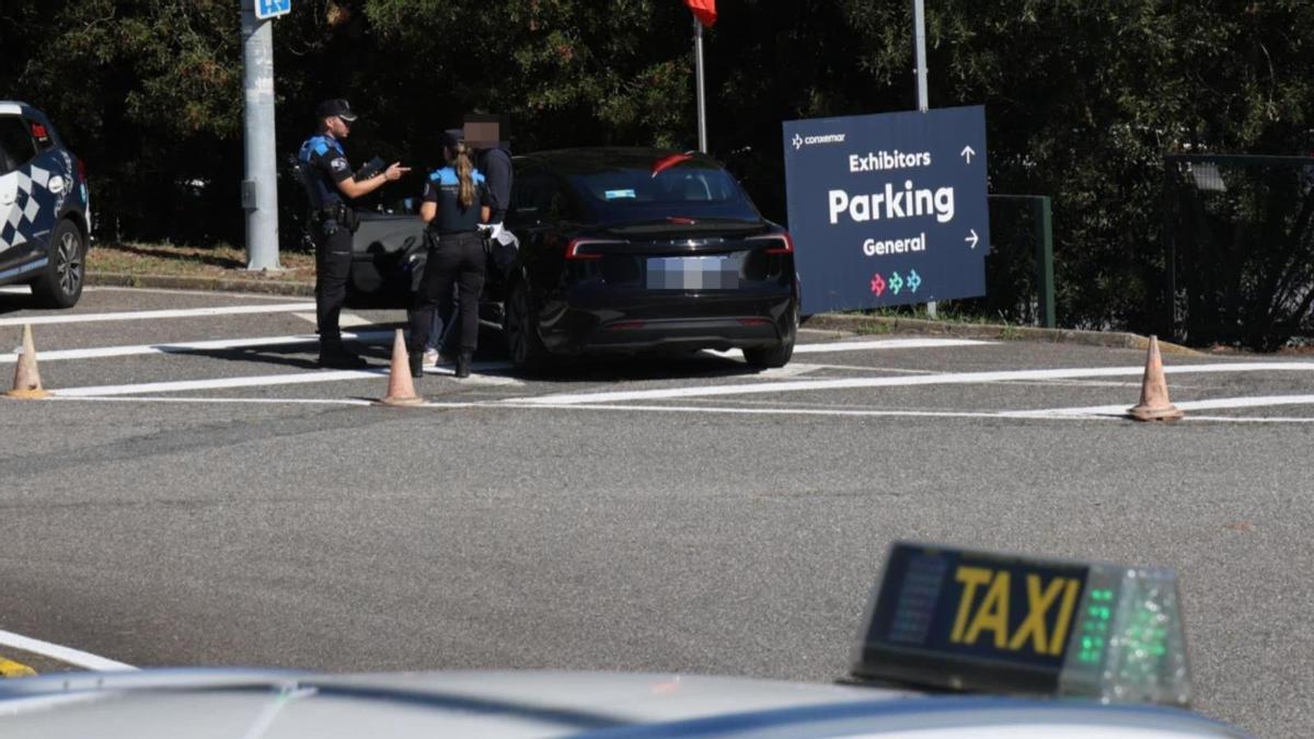 La Policía denuncia a cinco VTCs operando irregularmente en Conxemar con el taxi trabajando al 80%
