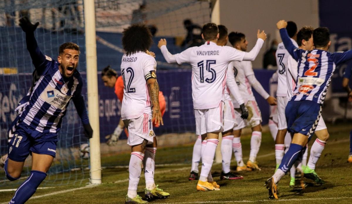 Los jugadores del Alcoyano celebran el 1-1 que mandó el duelo a la prórroga. | Efe fútbol Copa del Rey Alcoyano Real Madrid. Foto Juani Ruz