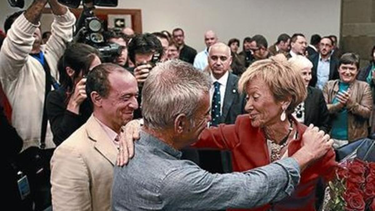 Flores y abrazos 8 De la Vega se despide de los periodistas, ayer.