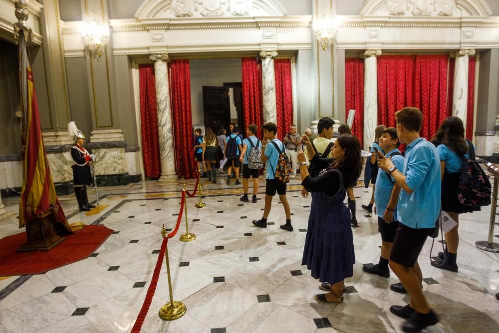 Los valencianos visitan la Real Senyera, expuesta en la sala de cristal