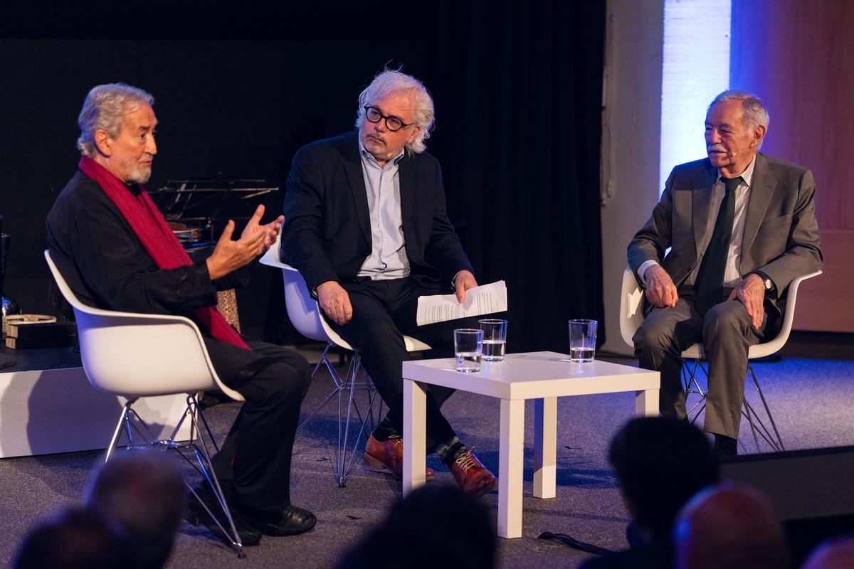 Álex Sàlmon, coordinador del suplemento 'Abril', conversa con el novelista, dramaturgo y premio Princesa de Asturias Eduardo Mendoza y con el violagambista y director de orquesta Jordi Savall durante el diálogo inaugural del Foro Económico y Social del Mediterráneo celebrado en la Fundació Miró.