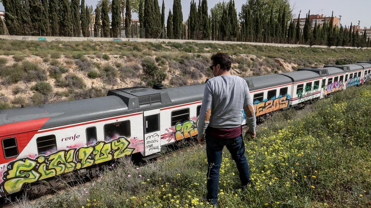 Punto donde se produjo el intento de sabotaje con un carrito de la compra, una tapa de hierro y una piedra de gran tamaño
