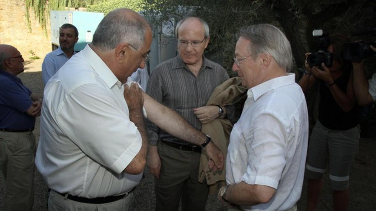 De izquierda a derecha, Joaquim Nadal, José Montilla y Lluís Maria de Puig, en el encuentro del PSC en Vilopriu (Baix Empordà), en agosto del 2010.