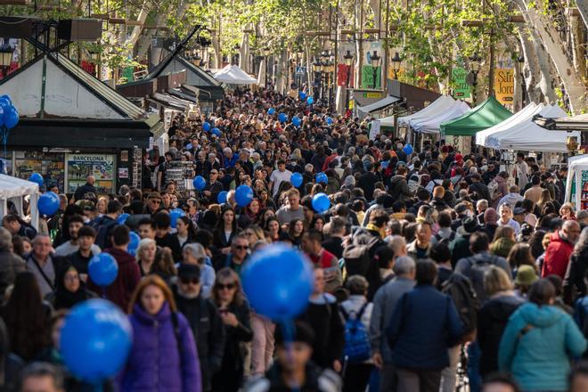 Ambiente de Sant Jordi en La Rambla de Barcelona