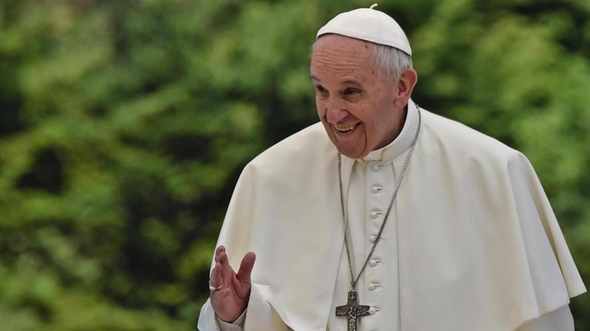 El papa Francisco oficia una ceremonia durante su visita al municipio italiano de Barbania