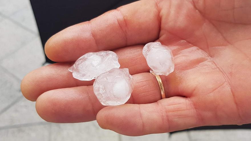 El granizo que ha caído hoy en la ciuda de Ourense // FARO