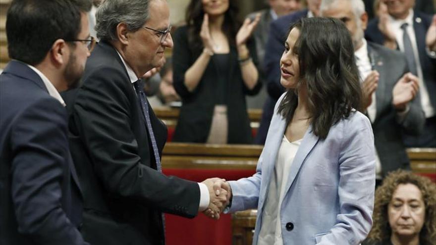 Inés Arrimadas y Torra se dan la mano