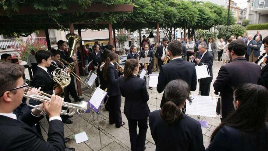 El concierto de la Banda de Gaitas de Forcarei con motivo de las fiestas de As Dores. // Bernabé / Cris M. V.