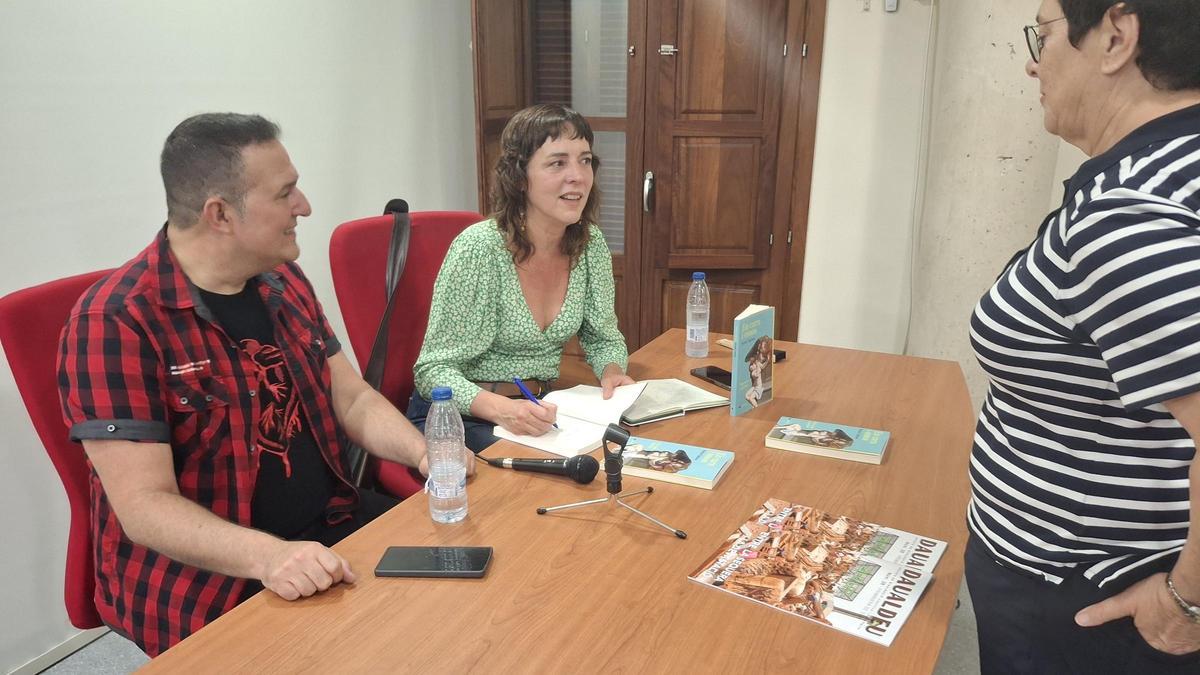 Jovi Lozano-Seser y Núria Cadenes, que firma libros a los lectores