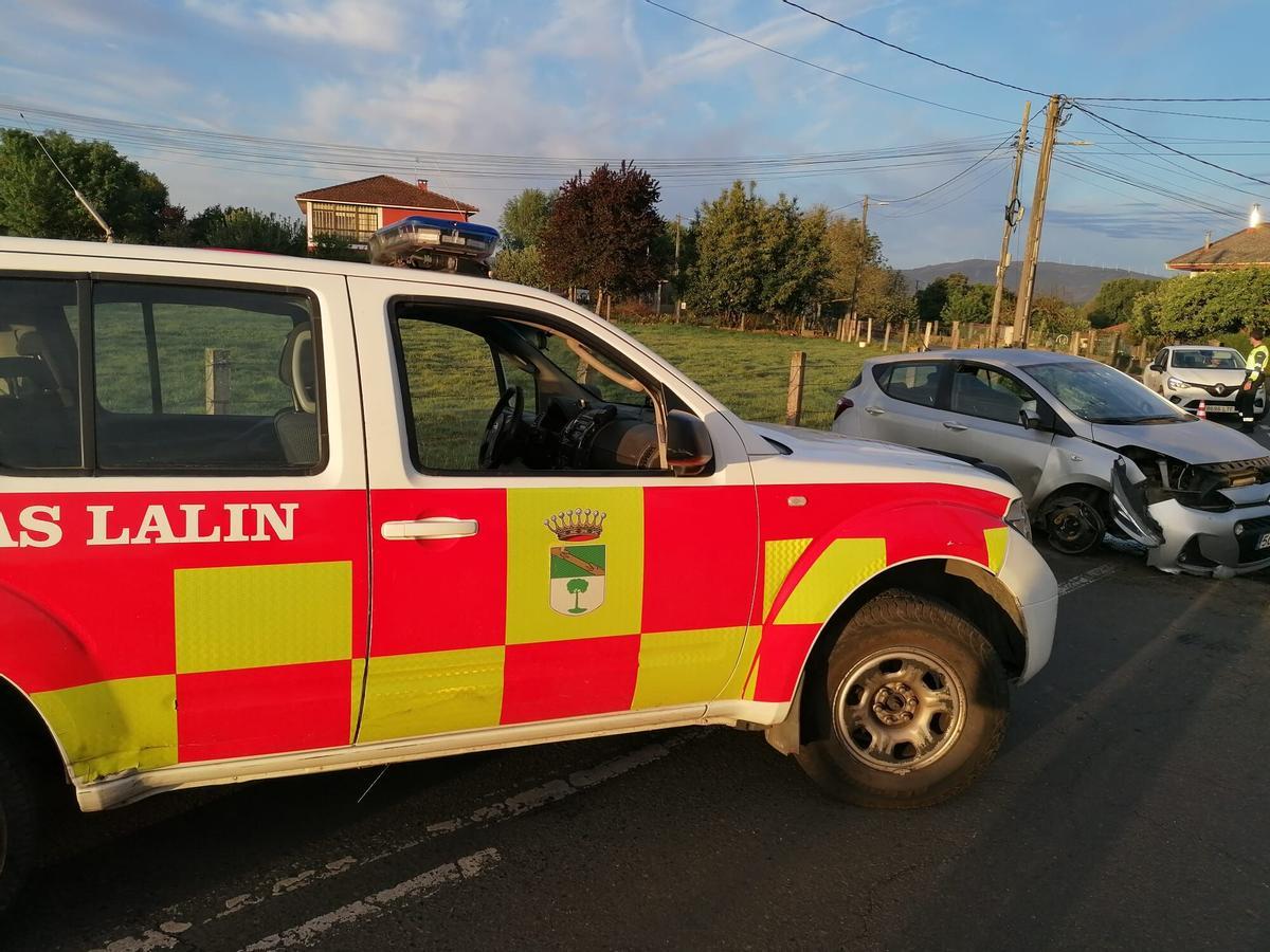 Un vehículo de Emerxencias Lalín junto al turismo accidentado en Donsión.