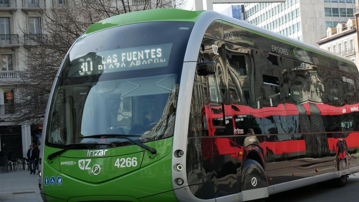 Uno de los nuevos buses que recorren las calles de Zaragoza.