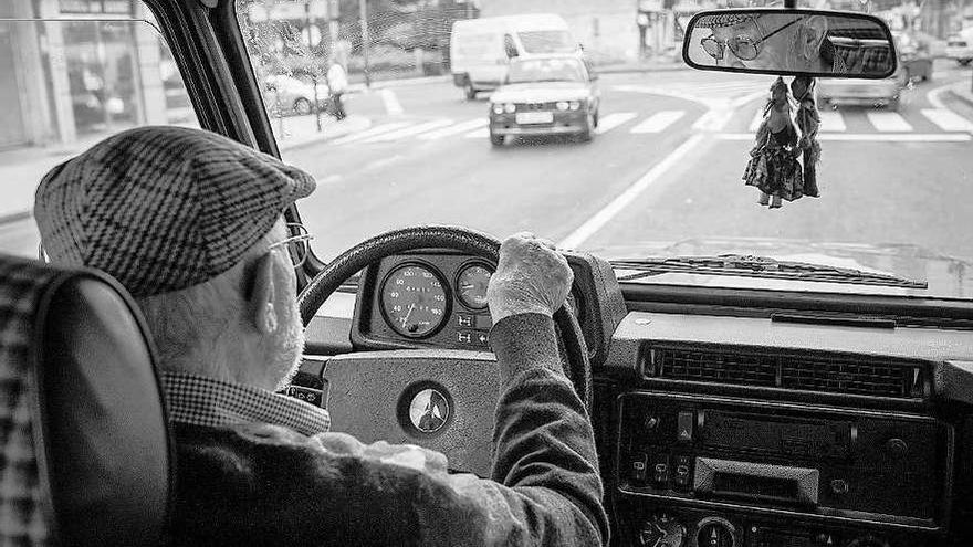 Un jubilado al volante. // B. L. Lorenzo