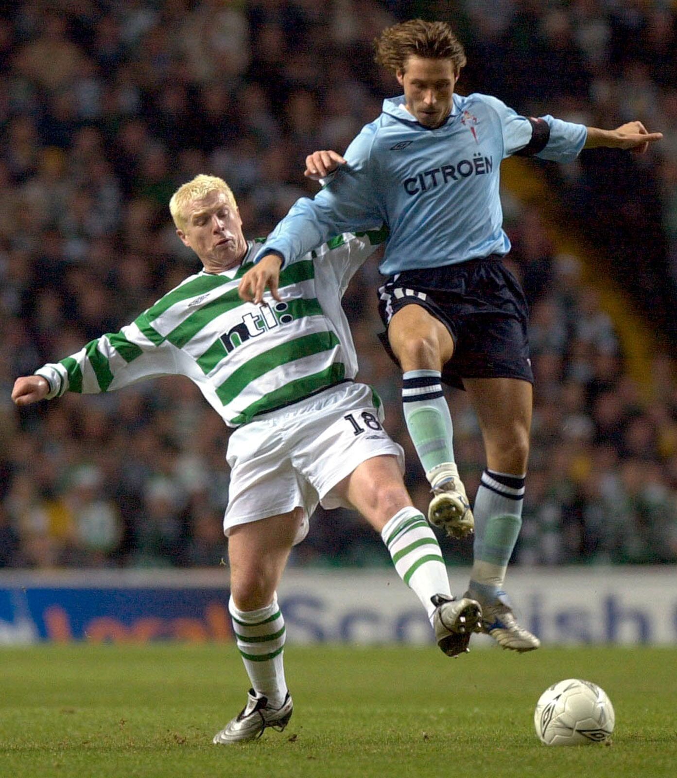 MOSTOVOI 28-11-02 Ben Curtis Ante Lennon en el Celtic-Celta de la UEFA.jpg