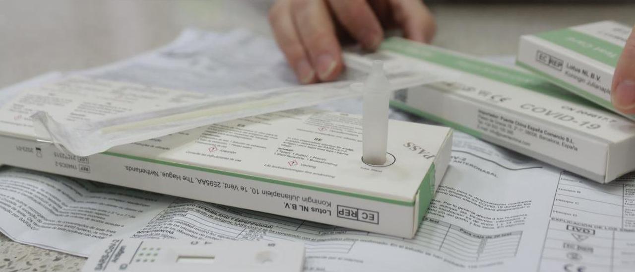 Un farmacéutico muestra uno de los test de antígenos para llevar a cabo el autodiagnóstico del covid.19.