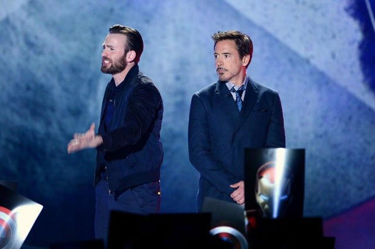 Chris Evans y Robert Downey Jr., sobre el escenario de los Kids' Choice Awards 2016.