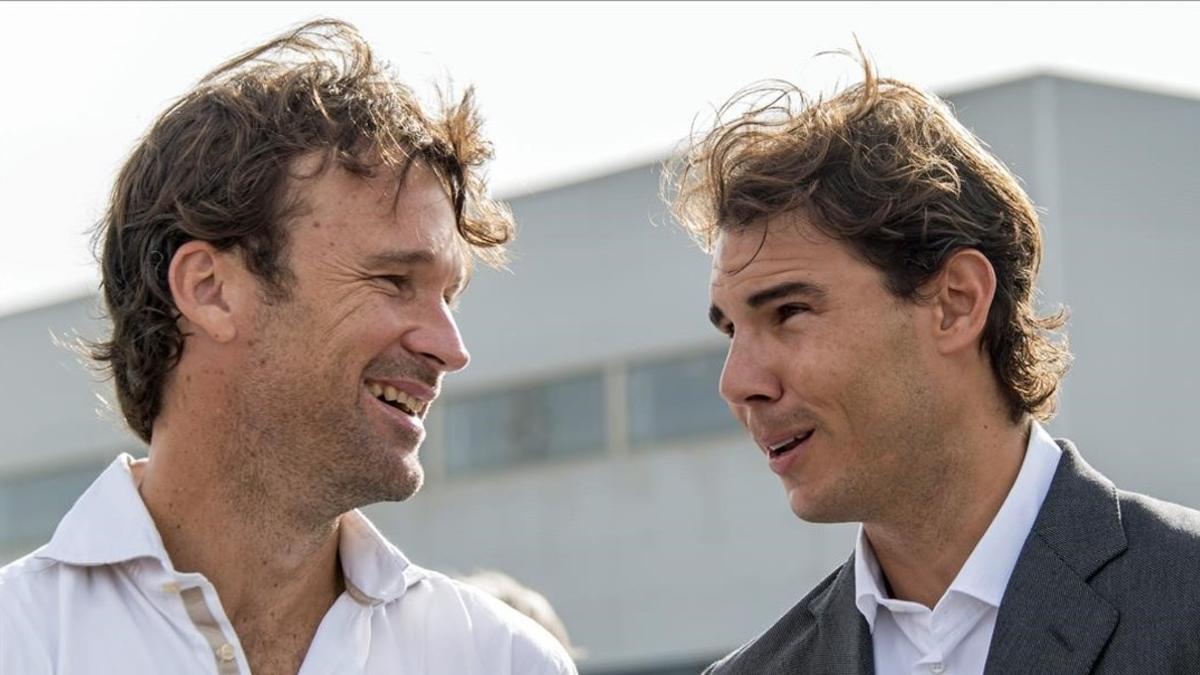 Carlos Moyà (izquierda) y Rafael Nadal, durante el acto de colocación de la primera piedra de la Rafa Nadal Academy.