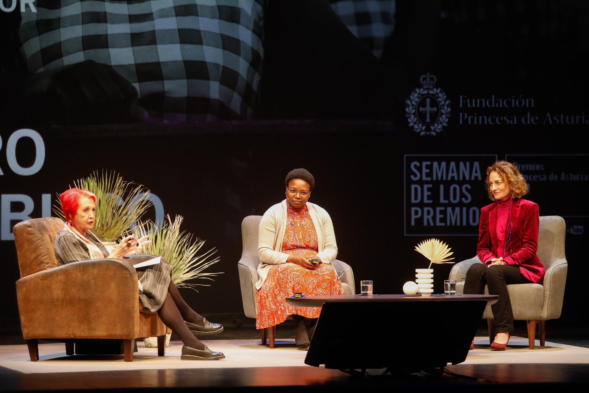 Lucas Lake y Fiona Mavhinga, de CAMFED, en el Palacio Valdés de Avilés: "Sólo puedes soñar cuando puedes estudiar"