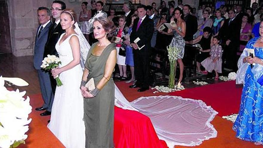 Gonzalo y Jeanette, acompañados en el altar por el padre de ella y la madre de él, en un momento de la ceremonia.