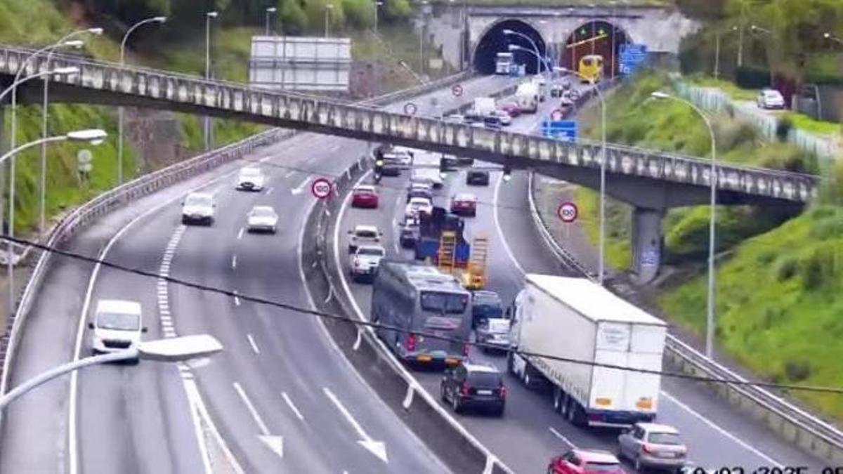 Atasco en la AP-9 por un nuevo accidente en los túneles de A Madroa.