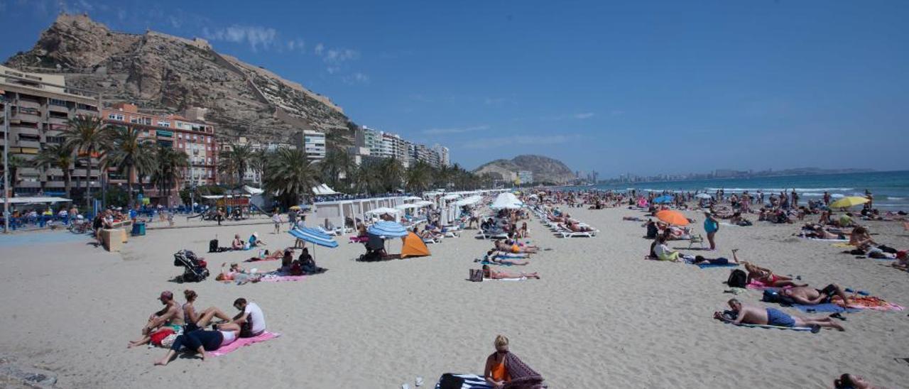 La alicantina playa del Postiguet en día de la mona de 2017.