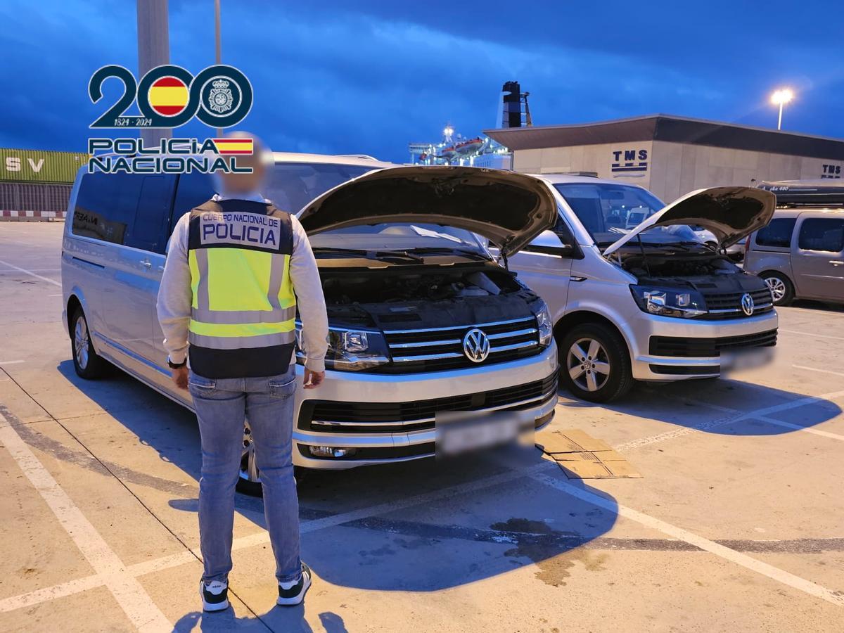 Un policía junto a dos de los vehículos.