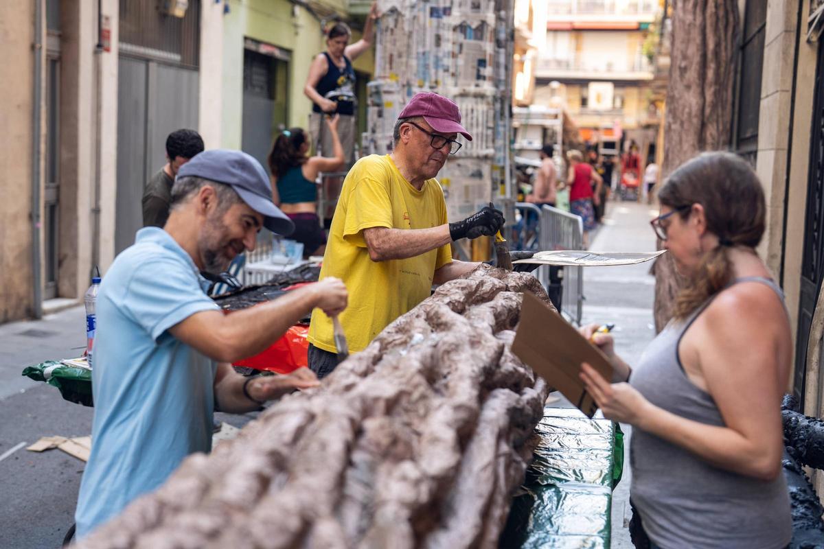Gràcia prepara las calles para sus fiestas