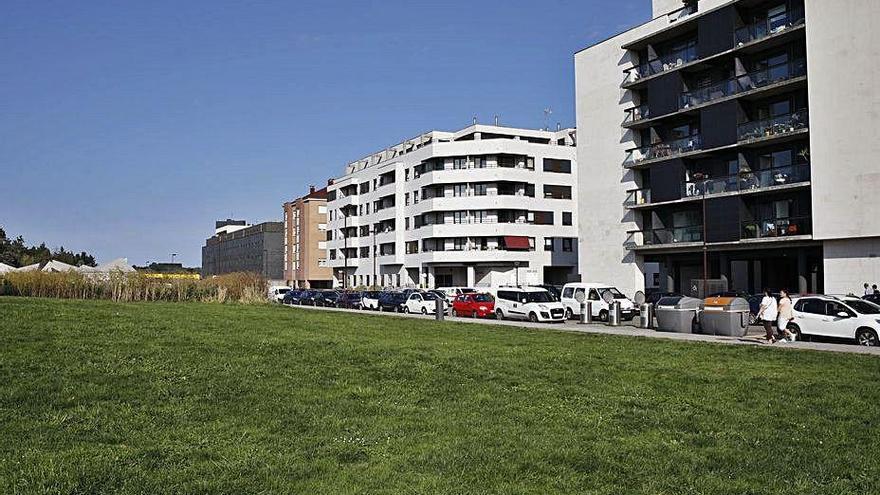 Una vista de la parcela cedida por el Ayuntamiento donde se construirá el colegio de Nuevo Roces.