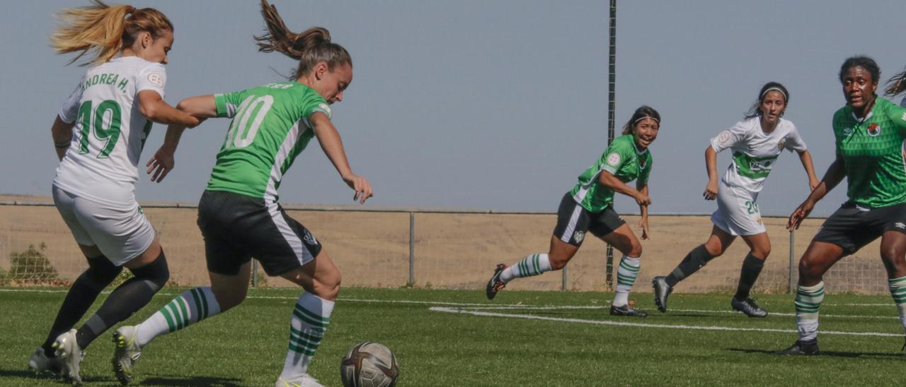 Nerea, delantera del Cacereño Femenino, controlando el balón.