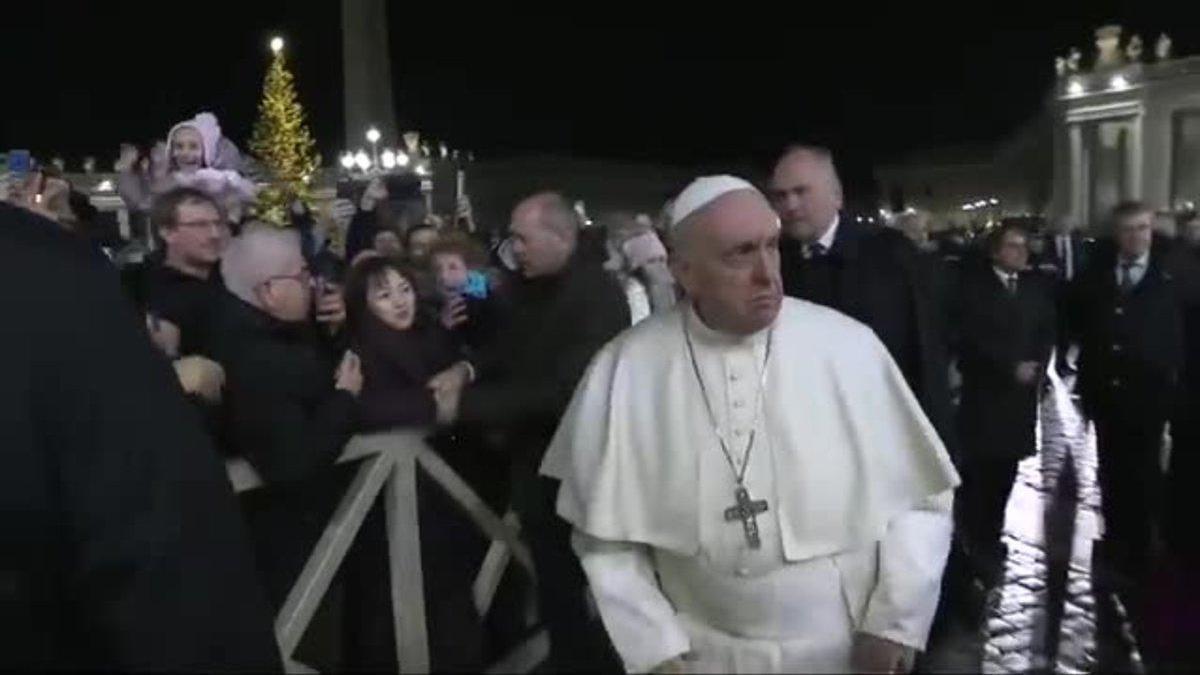 Francisco se disculpa por el feo gesto con una mujer que le agarra del brazo