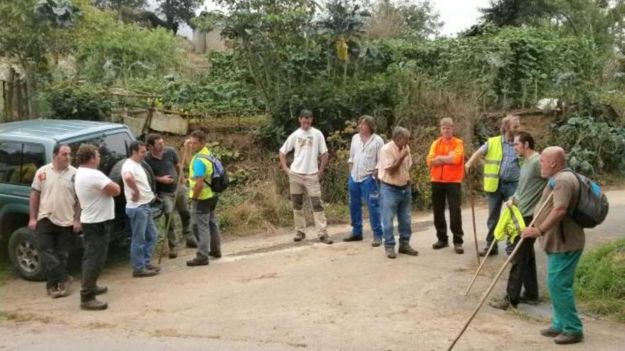 Algunos de los ganaderos que ayer participaron en la batida, minutos antes de su inicio, en la zona de Ardisana.