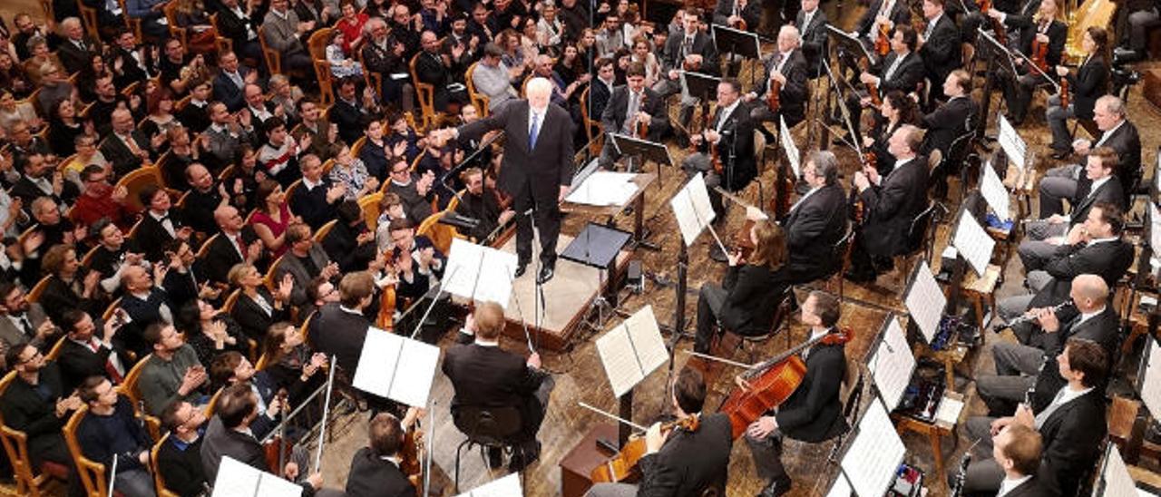 John Williams, de pie, en un concierto celebrado en Viena.