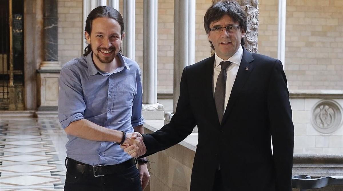 Pablo Iglesias y Carles Puigdemont, en el Palau de la Generalitat, en abril del año pasado. Pablo Iglesias y Carles Puigdemont, en el Palau de la Generalitat, en abril del año pasado.