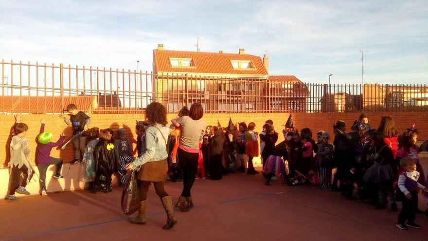 Niños del colegio Buenos Aires se preparan para realizar un &quot;terrorífico&quot; desfile por el patio.