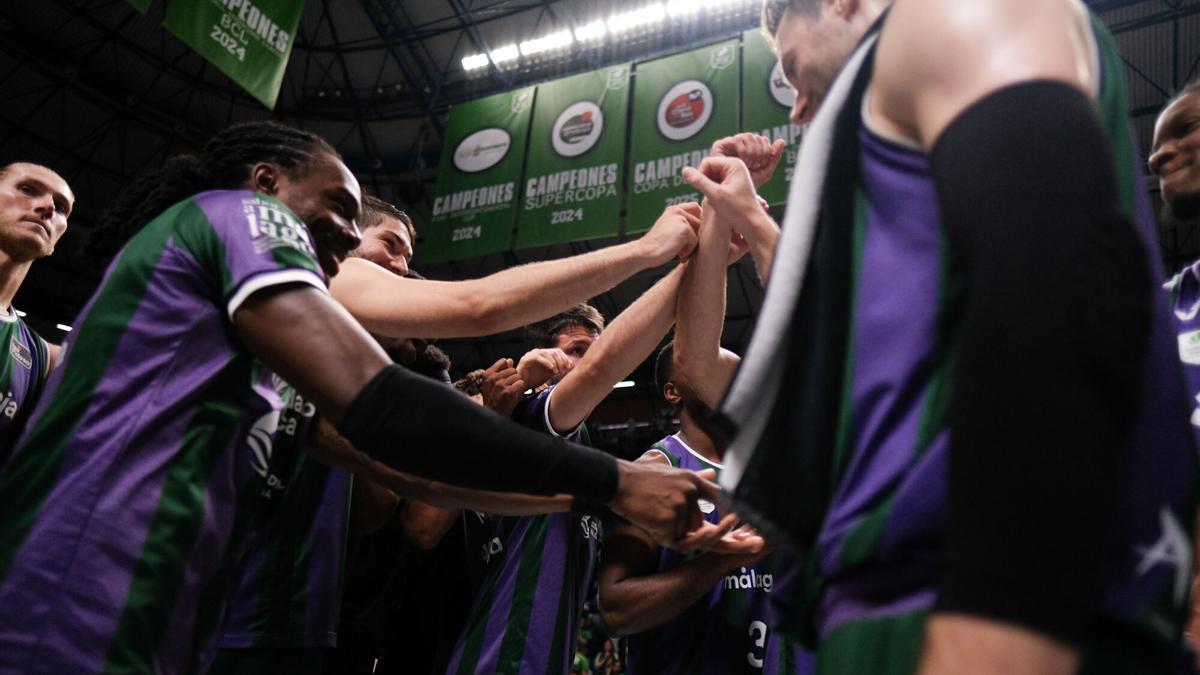 Los jugadores del Unicaja celebran una victoria en el Carpena.