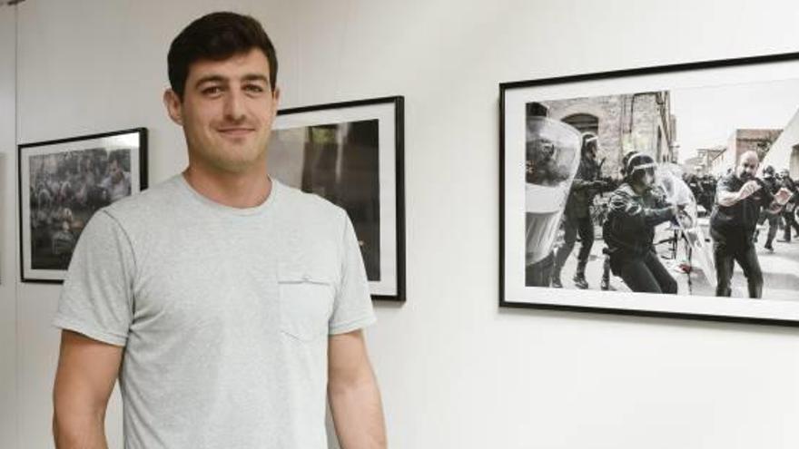 Josep Sans, a la sala La Fàbrica de Sant Martí Sesgueioles, on hi ha una exposició de fotografies sobre l&#039;1-O